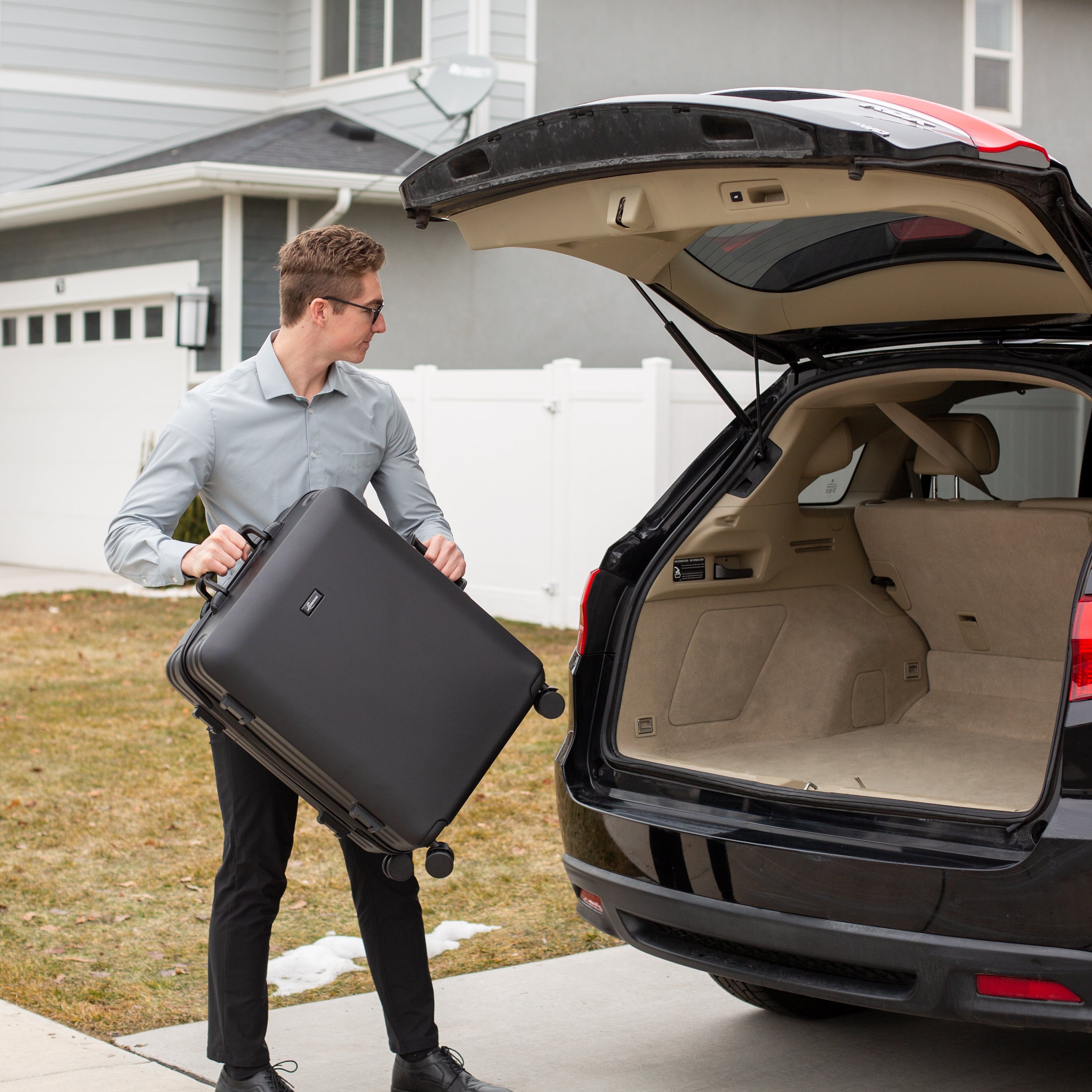 Traveler loading the Lazenne Elite wine suitcase into a car